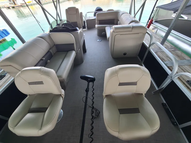 Slide: The Image of Sun Tracker Fishin' Barge 20 DLX 2021 - 8