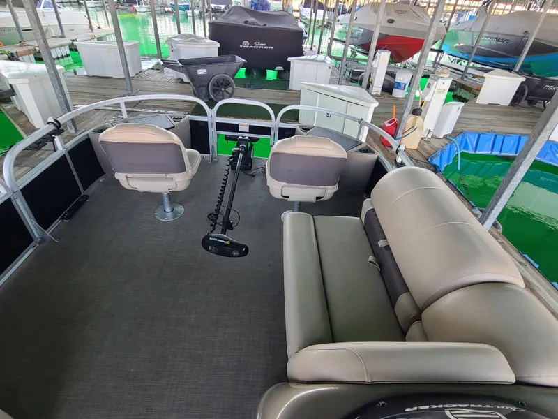 Slide: The Image of Sun Tracker Fishin' Barge 20 DLX 2021 - 9