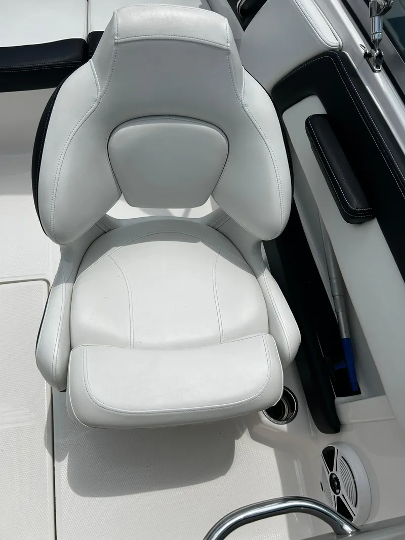 Slide: The Image of White captain's chair in 2018 Chaparral 21 H2O Sport OB boat interior. - 22