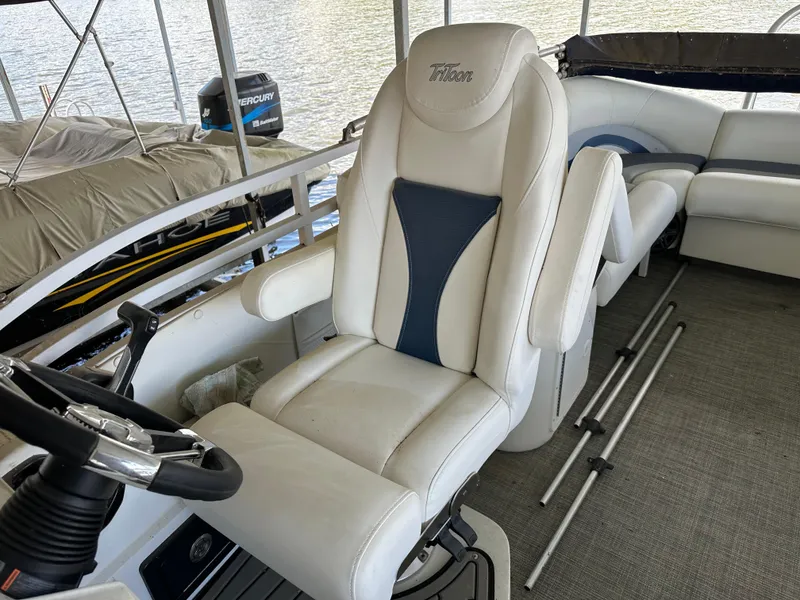 Slide: The Image of Captain's chair on 2017 JC 25 Neptoon TT Sport boat, featuring a steering wheel and comfortable seating. - 16