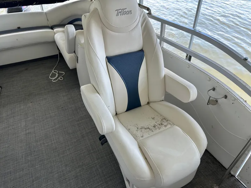 Slide: The Image of Captain's chair on 2017 JC 25 Neptoon TT Sport pontoon boat, near water. - 17