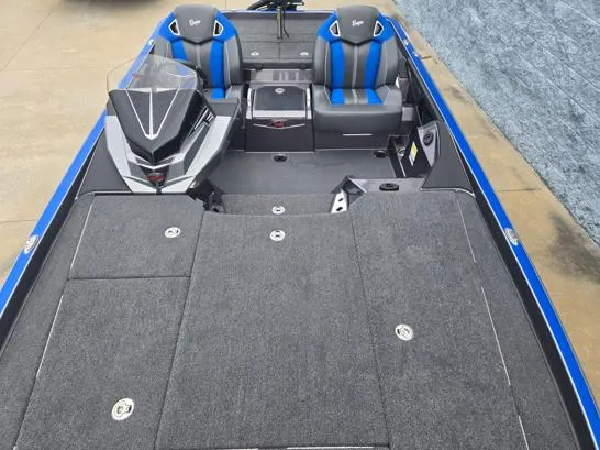Slide: The Image of 2024 Ranger Z521R boat interior with blue seats and spacious deck. - 4