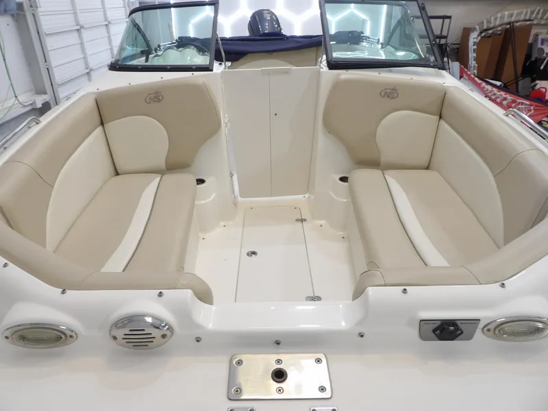 Slide: The Image of NauticStar 223 DC SPORT DECK DB 2017 - 11