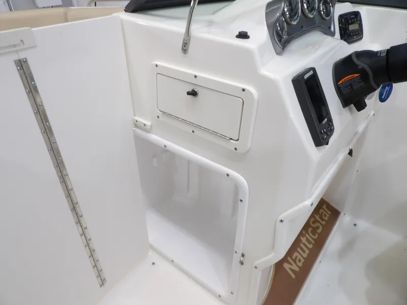 Slide: The Image of NauticStar 223 DC SPORT DECK DB 2017 - 20