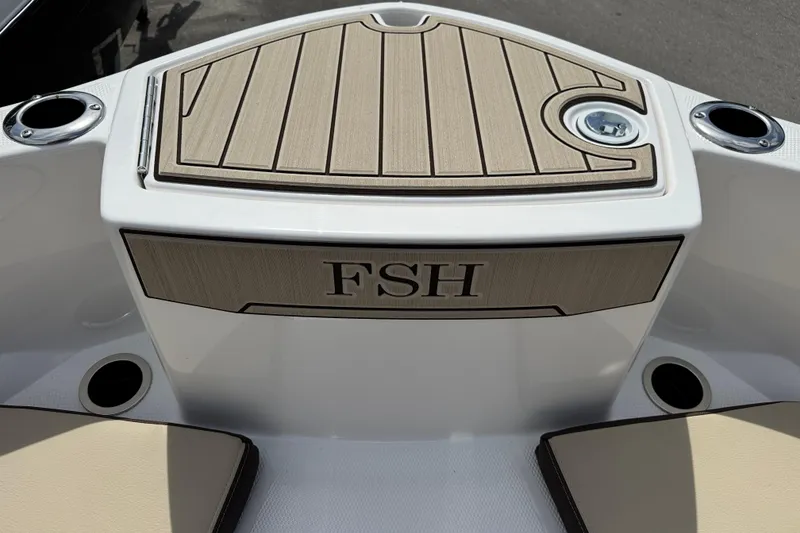 Slide: The Image of 2025 Yamaha Boats 252 FSH Sport bow with teak accents and cup holders. - 12
