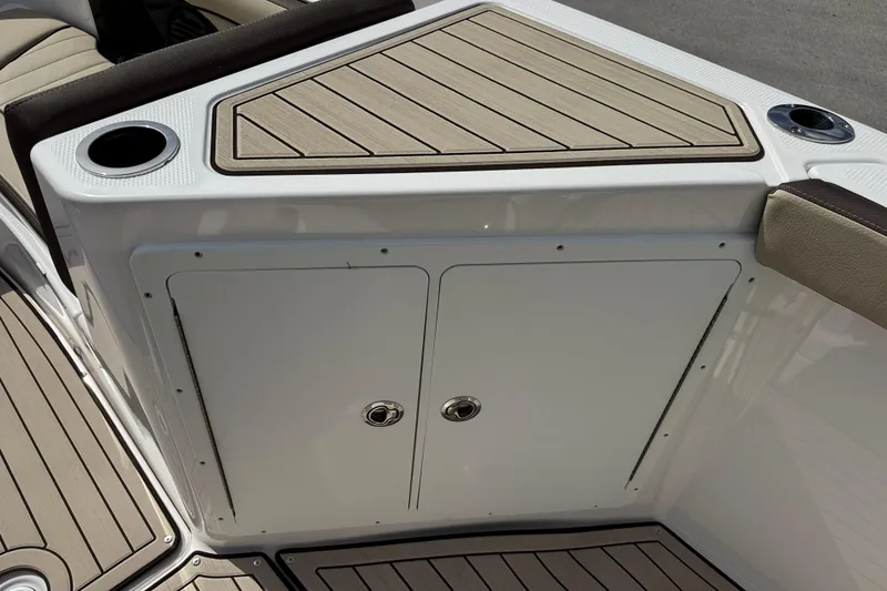 Slide: The Image of 2025 Yamaha Boats 252 FSH Sport interior with storage compartment and cup holders. - 20
