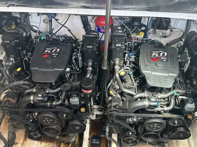 Slide: The Image of Twin MerCruiser 5.0 MPI engines in a 2007 Sea Ray 300 SUNDANCER boat. - 7