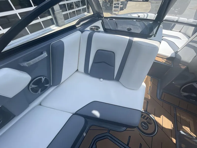 Slide: The Image of Malibu Wakesetter 21 MLX 2019 - 20