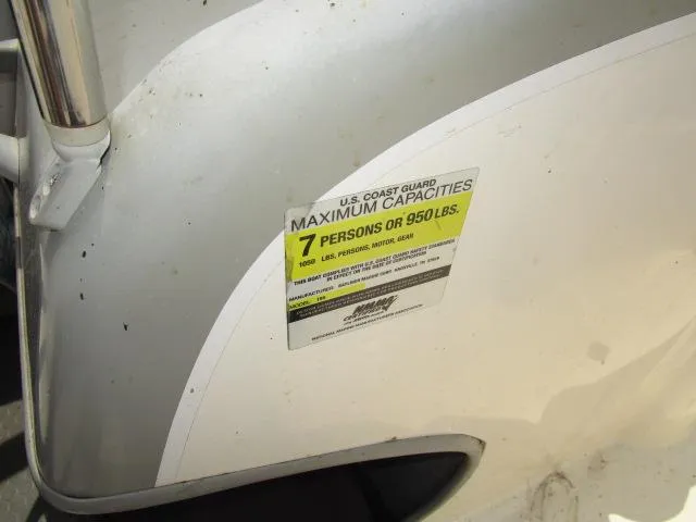 Slide: The Image of 2007 Bayliner 195 Discovery capacity label, maximum 7 persons or 950 lbs. - 11