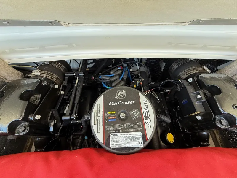 Slide: The Image of Crownline Boats 18 SS 2011 - 20