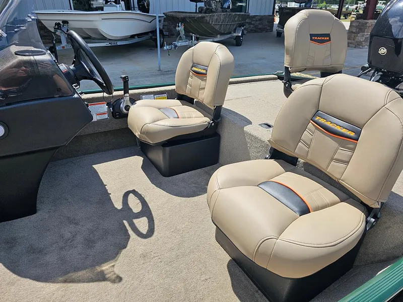 Slide: The Image of Tracker Bass Tracker Classic Limited 2026 - 12