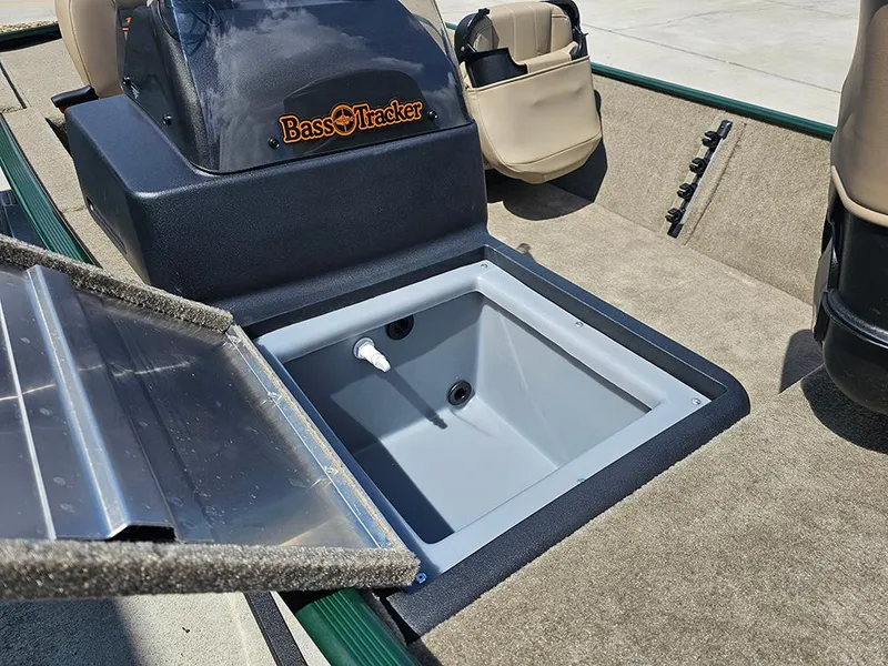 Slide: The Image of Tracker Bass Tracker Classic Limited 2026 - 16