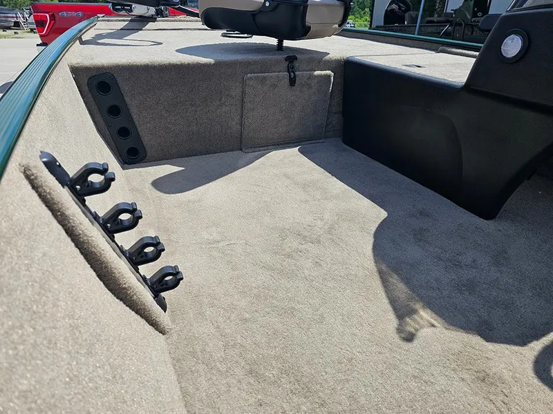 Slide: The Image of Tracker Bass Tracker Classic Limited 2026 - 17