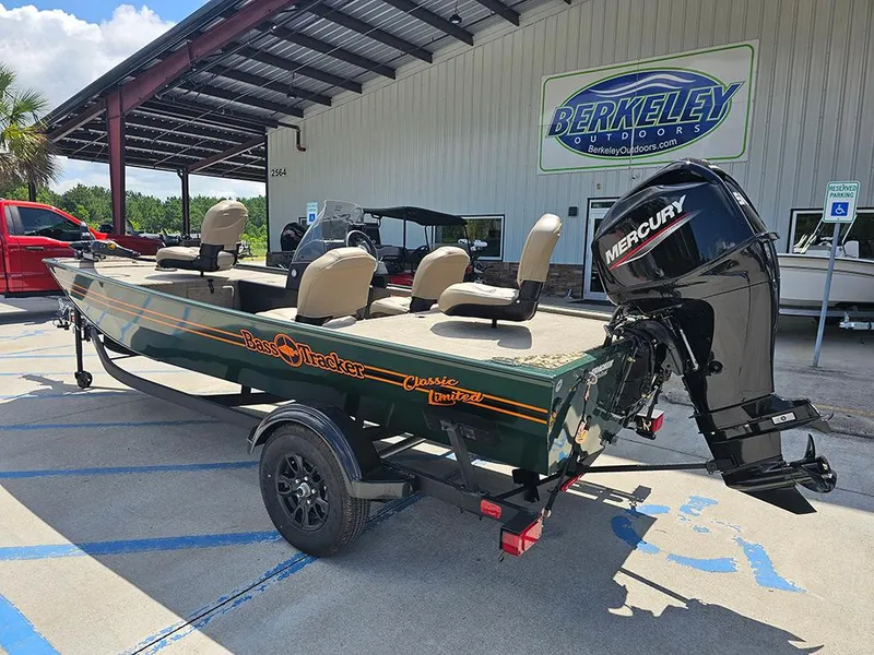 Slide: The Image of Tracker Bass Tracker Classic Limited 2026 - 3