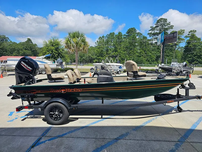 Slide: The Image of Tracker Bass Tracker Classic Limited 2026 - 6