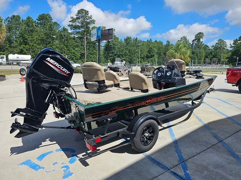 Slide: The Image of Tracker Bass Tracker Classic Limited 2026 - 7