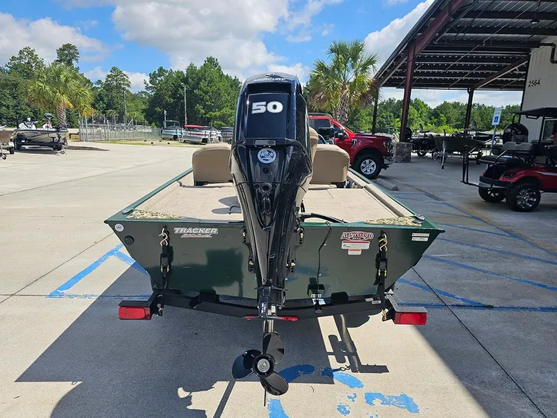 Slide: The Image of Tracker Bass Tracker Classic Limited 2026 - 8