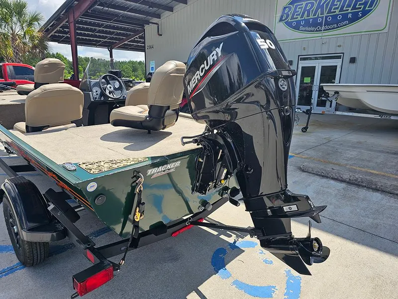 Slide: The Image of Tracker Bass Tracker Classic Limited 2026 - 9