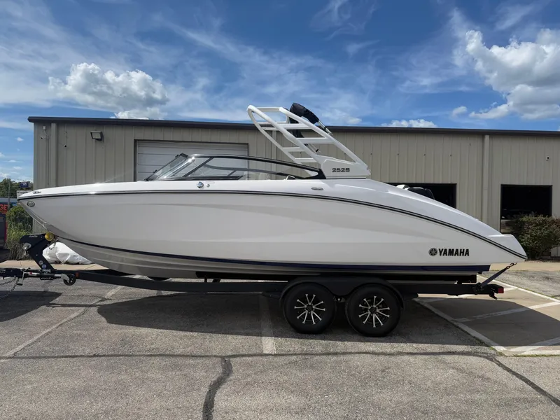 Slide: The Image of Yamaha 252S 2025 - 0