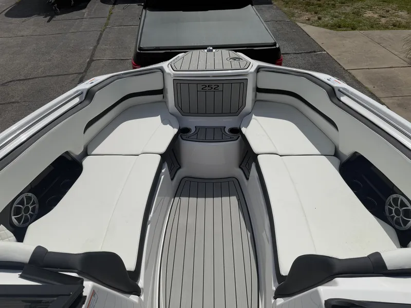 Slide: The Image of Yamaha 252S 2025 - 11