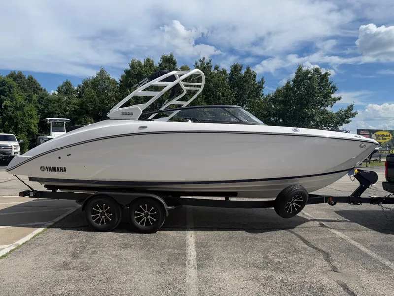 Slide: The Image of Yamaha 252S 2025 - 2