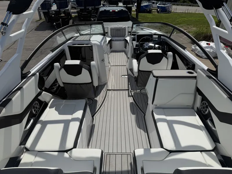 Slide: The Image of Yamaha 252S 2025 - 5