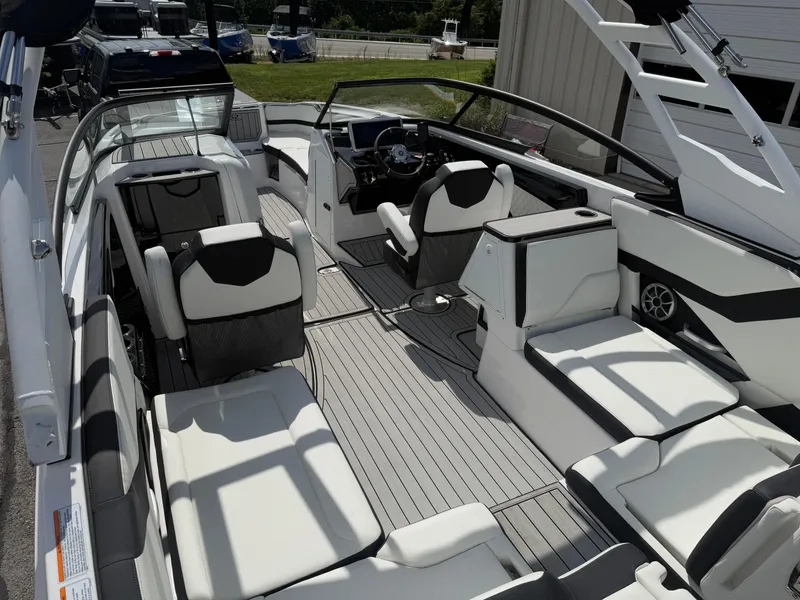 Slide: The Image of Yamaha 252S 2025 - 6