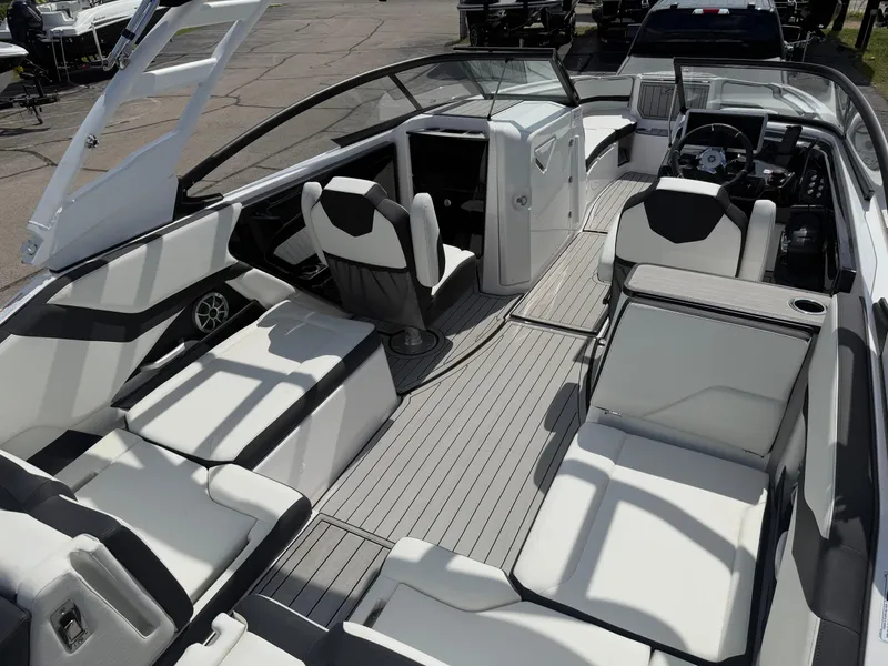 Slide: The Image of Yamaha 252S 2025 - 7