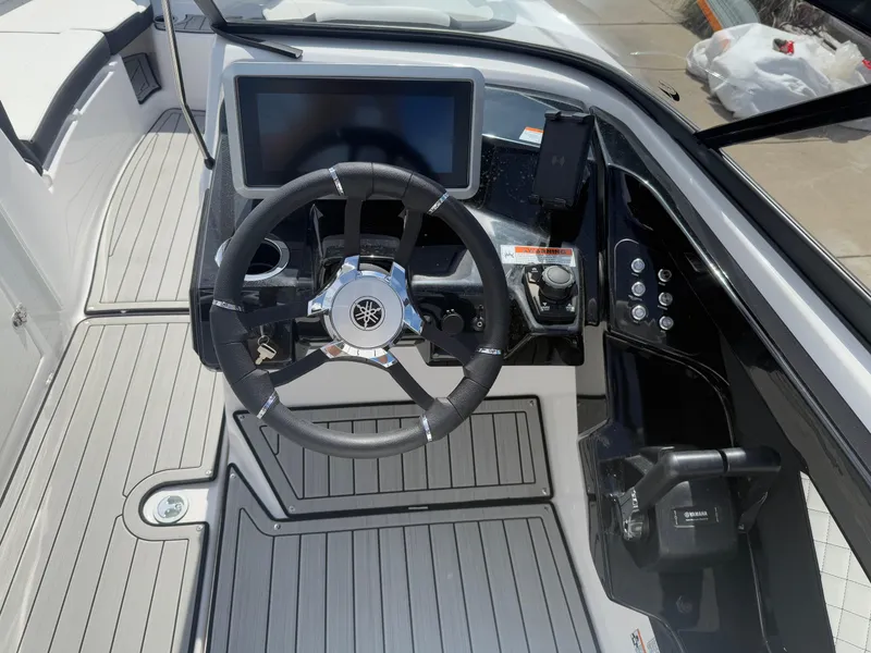 Slide: The Image of Yamaha 252S 2025 - 9