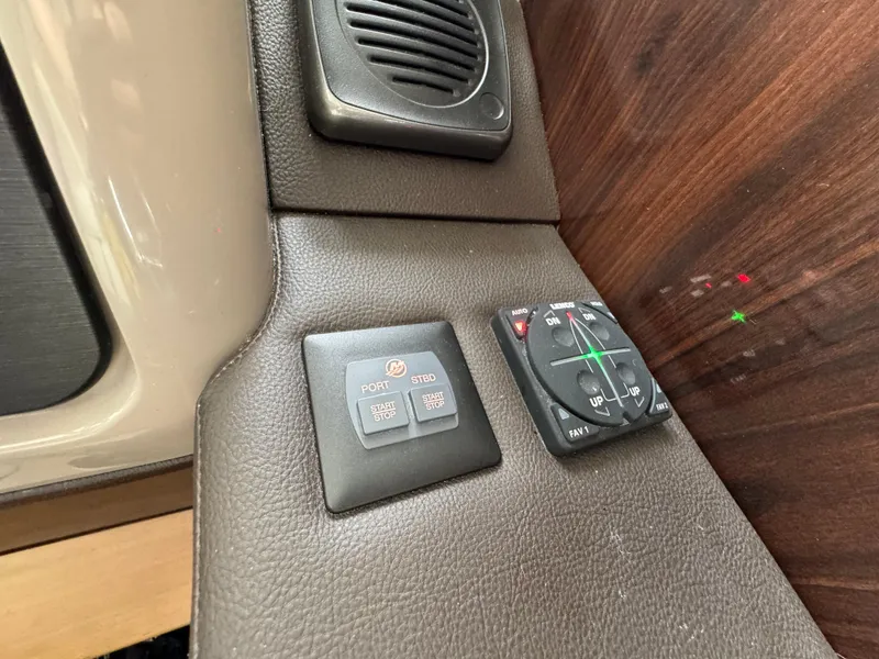 Slide: The Image of Sea Ray Sundancer 400 2017 - 61