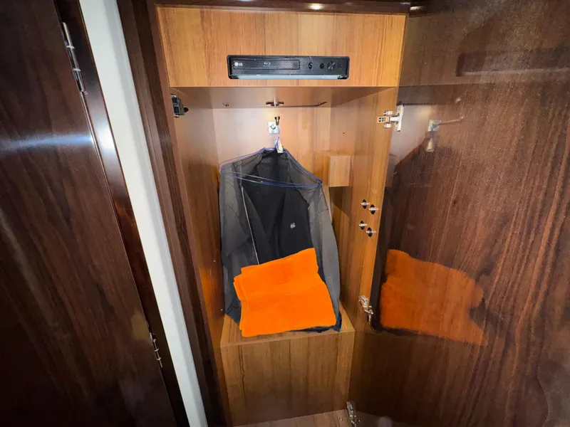 Slide: The Image of Sea Ray Sundancer 400 2017 - 82