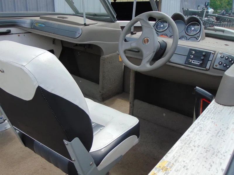 Slide: The Image of Crestliner 1700 Superhawk 2004 - 5