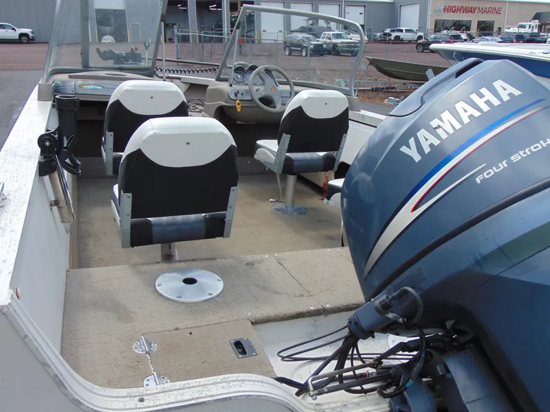 Slide: The Image of Crestliner 1700 Superhawk 2004 - 9