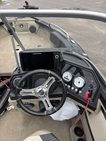 Slide: The Image of Crestliner 1950 Sportfish 2020 - 12