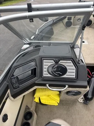 Slide: The Image of Crestliner 1950 Sportfish 2020 - 13