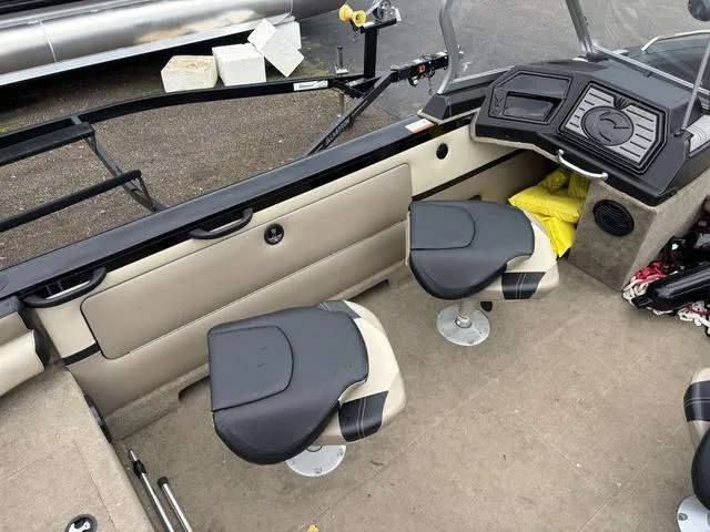 Slide: The Image of Crestliner 1950 Sportfish 2020 - 15