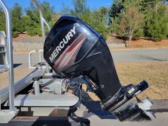 Slide: The Image of Sun Tracker Party Barge 20 DLX 2019 - 15