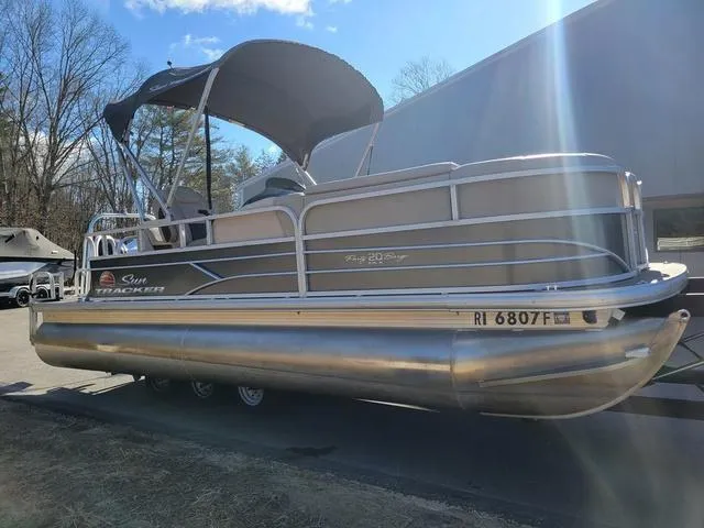 Slide: The Image of Sun Tracker Party Barge 20 DLX 2019 - 4