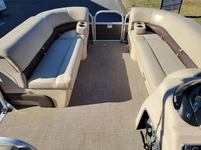 Slide: The Image of Sun Tracker Party Barge 20 DLX 2019 - 8