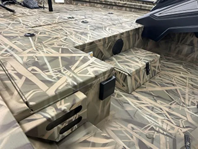 Slide: The Image of Lowe Stinger 175C 2025 - 9