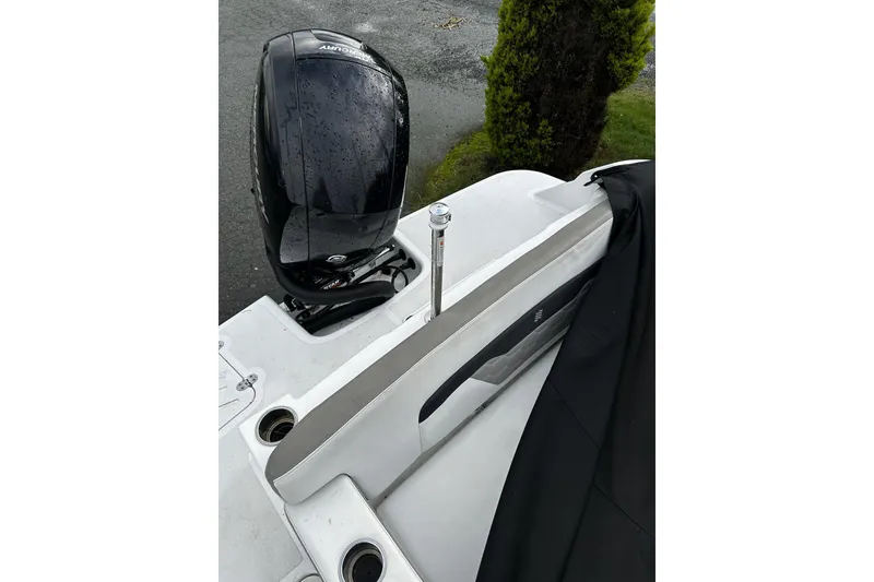 Slide: The Image of 2021 Four Winns HD2 OB boat with Mercury outboard motor, rear view. - 10