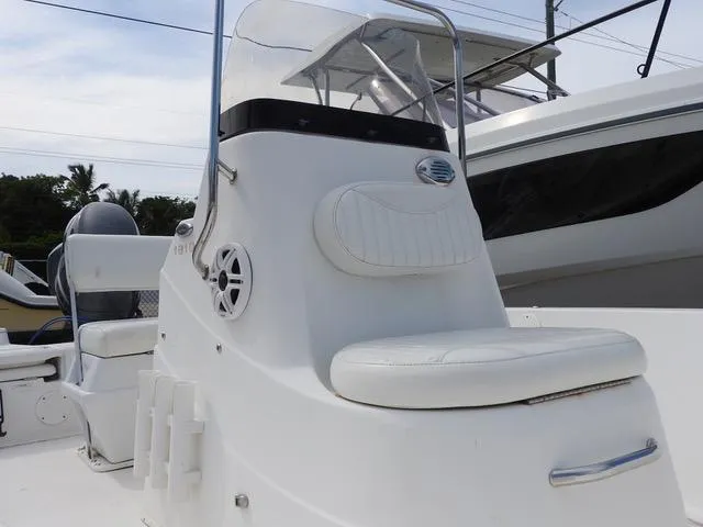 Slide: The Image of 2009 NauticStar 1810 Nautic Bay boat interior with white seating and console. - 5