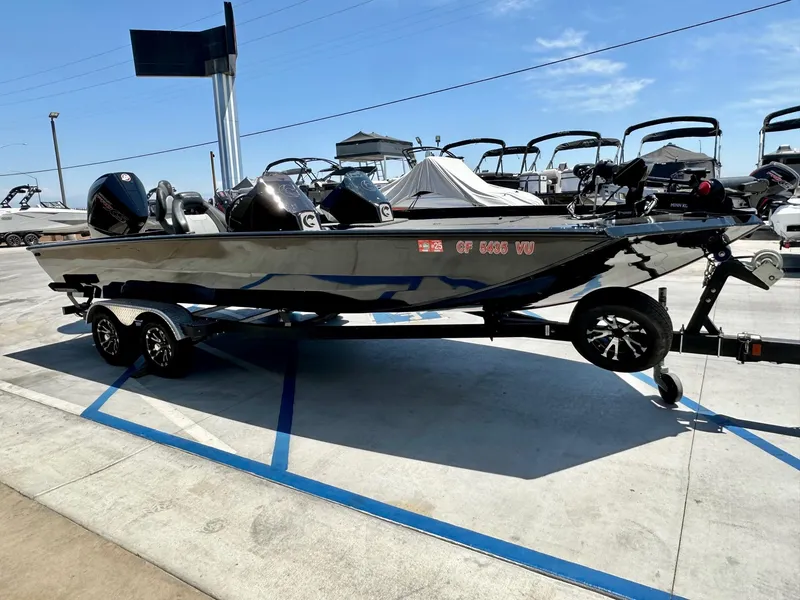 Slide: The Image of Crestliner MX 21 w/ 250HP Pro XS! 2021 - 9