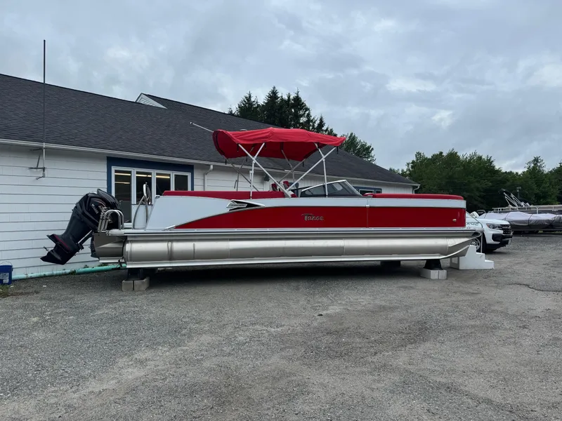 The Image of Tahoe Cascade - 27 FT Quad Lounge Windshield 2025 - 1