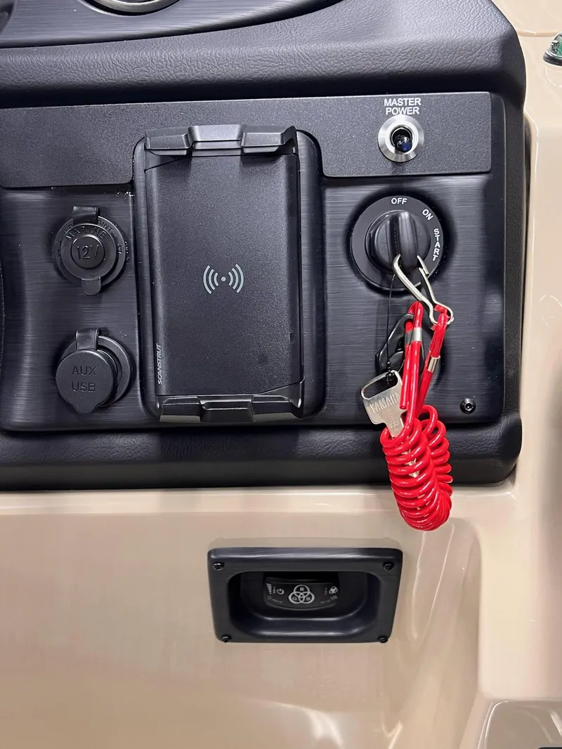 Slide: The Image of Berkshire 24E CTS 3.0 Tritoon 2026 - 11