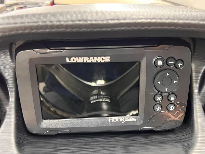 Slide: The Image of Berkshire 24E CTS 3.0 Tritoon 2026 - 16