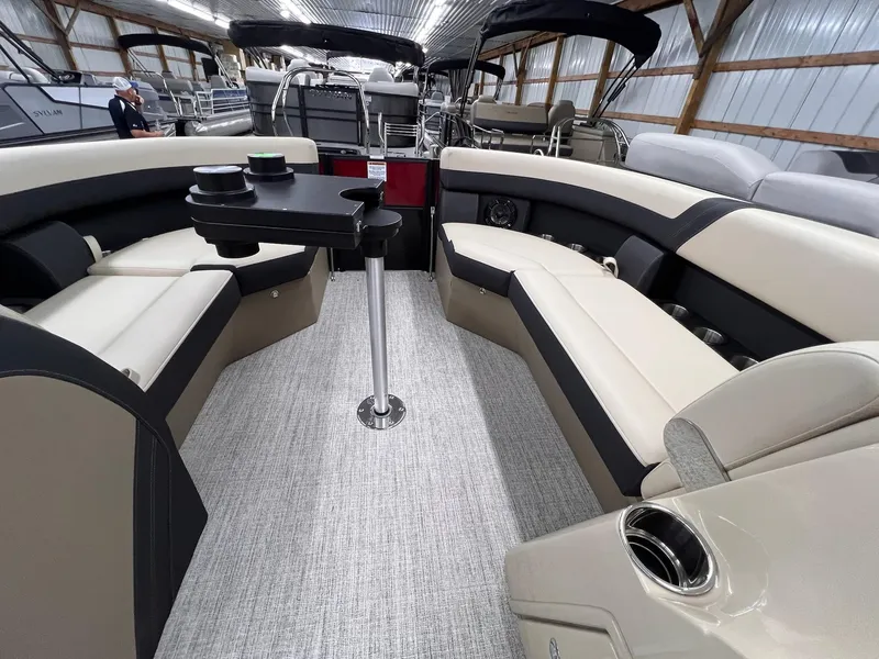 Slide: The Image of Berkshire 24E CTS 3.0 Tritoon 2026 - 18