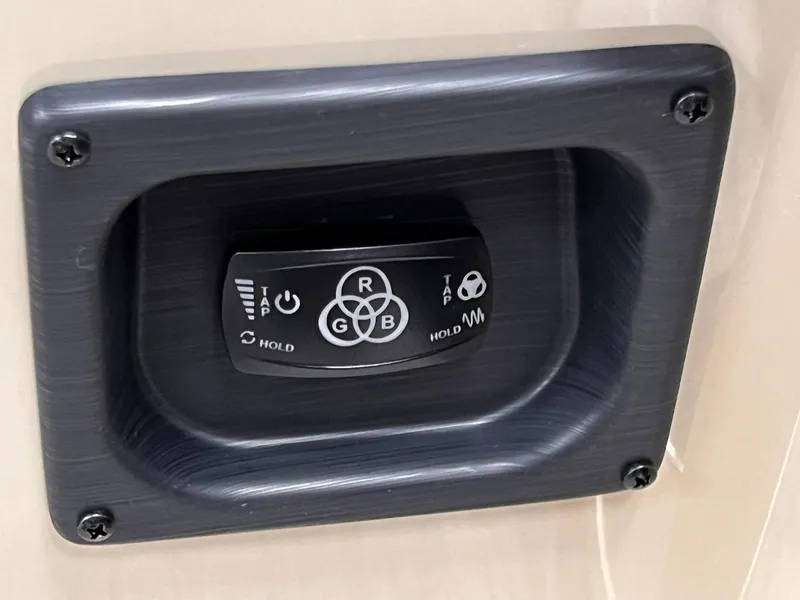 Slide: The Image of Berkshire 24E CTS 3.0 Tritoon 2026 - 19