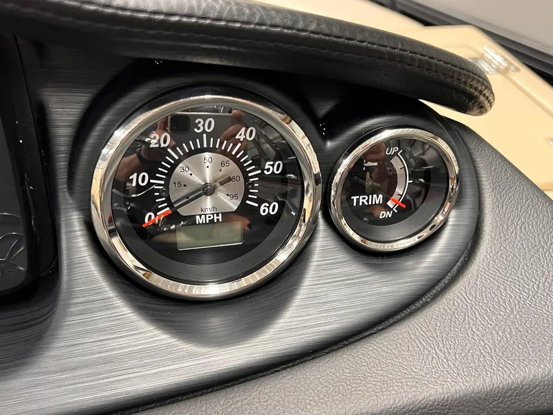 Slide: The Image of Berkshire 24E CTS 3.0 Tritoon 2026 - 25