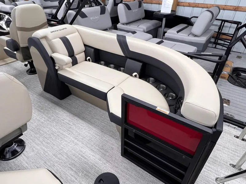 Slide: The Image of Berkshire 24E CTS 3.0 Tritoon 2026 - 27